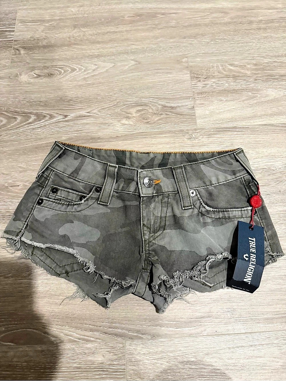 True Religion Camo Cargo Shorts Size 25 NWT